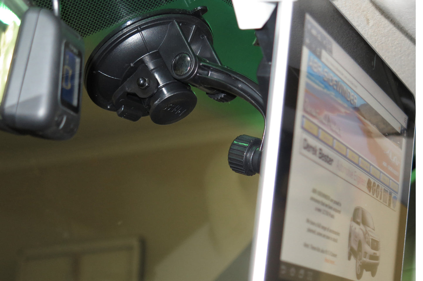 WINDSCREEN iPAD TABLET SUCTION MOUNT UNIVERSAL SIZE WITH EXTRA HEADREST MOUNT