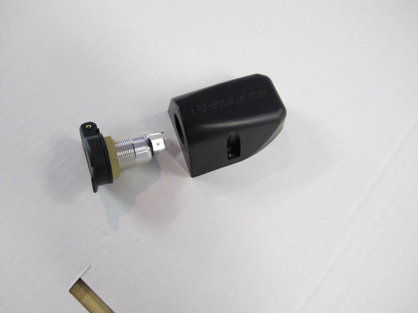 12V 24V 20AMP 10AMP MARINE/BOAT/4X4.CARAVAN SURFACE MOUNT HELLA MERIT SOCKET